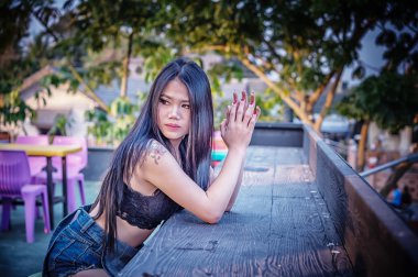  Siyah gömlek ve kısa kot Asya seksi Bayan