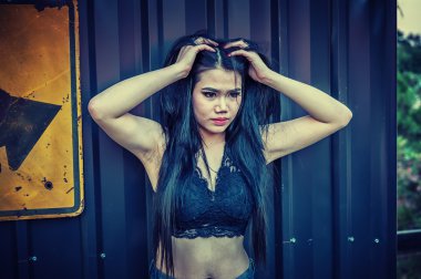  Siyah gömlek ve kısa kot Asya seksi Bayan