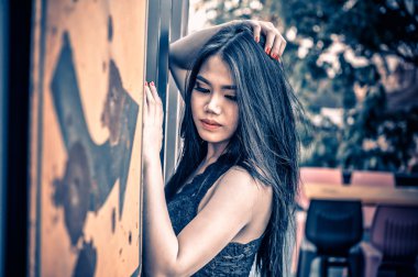  Siyah gömlek ve kısa kot Asya seksi Bayan