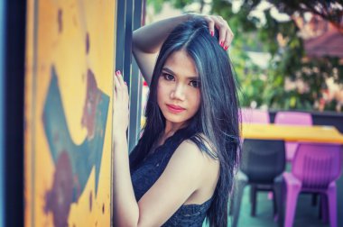  Siyah gömlek ve kısa kot Asya seksi Bayan