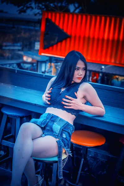 Ασία σέξι κυρία σε μαύρο πουκάμισο και τζιν κοντό — Φωτογραφία Αρχείου