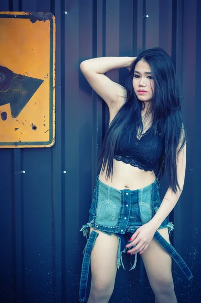 Pani Asia Sexy w czarna koszula i jeansy Krótki — Zdjęcie stockowe