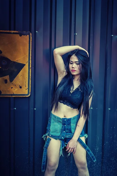 Asia Sexy dama en camisa negra y jeans cortos — Foto de Stock