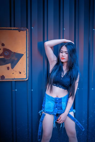 Ásia Sexy senhora em camisa preta e jeans curtos — Fotografia de Stock