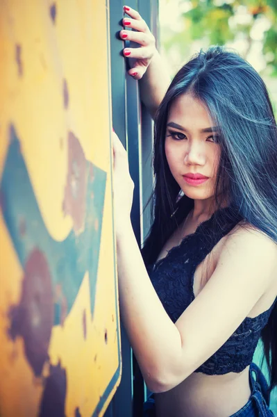 Азія сексуальна дама в чорні сорочки і короткі джинси — стокове фото