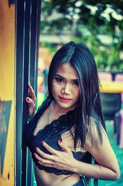 亚洲性感的小姐，穿着黑色的衬衫和短牛仔裤 — 图库照片