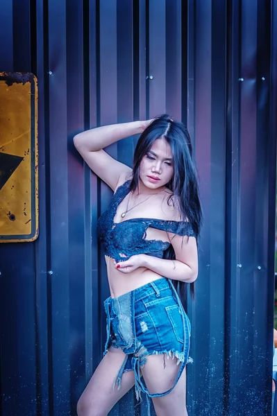 Asien sexig dam i svart tröja och korta jeans — Stockfoto