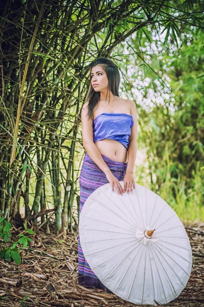 Antigua mujer tailandesa en traje tradicional de Tailandia — Foto de Stock