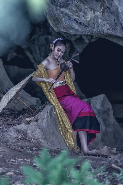 Mulher tailandesa antiga em traje tradicional da Tailândia — Fotografia de Stock