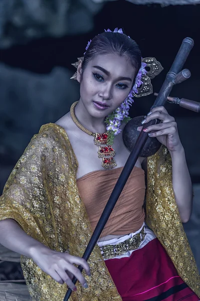 Antigua mujer tailandesa en traje tradicional de Tailandia — Foto de Stock