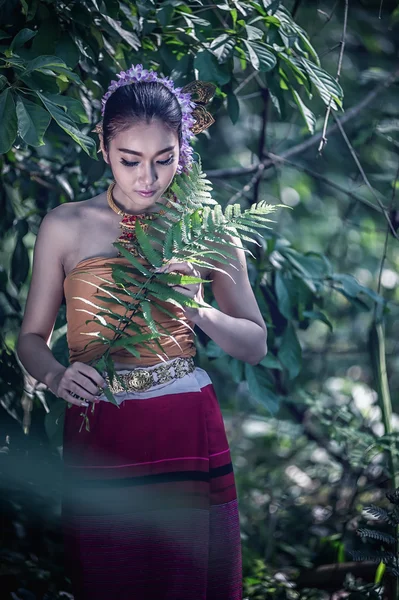 Antigua mujer tailandesa en traje tradicional de Tailandia — Foto de Stock