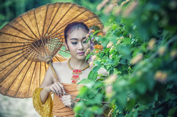 Antique femme thaïlandaise en costume traditionnel de Thaïlande — Photo