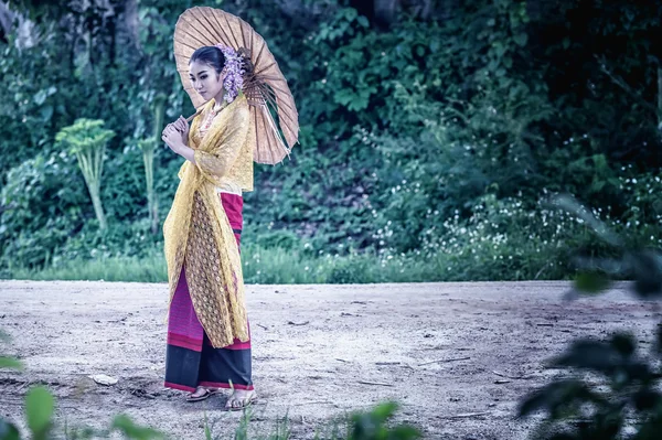Forntida thailändska kvinna i traditionell dräkt i Thailand — Stockfoto
