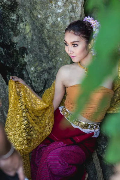 Antigua mujer tailandesa en traje tradicional de Tailandia — Foto de Stock