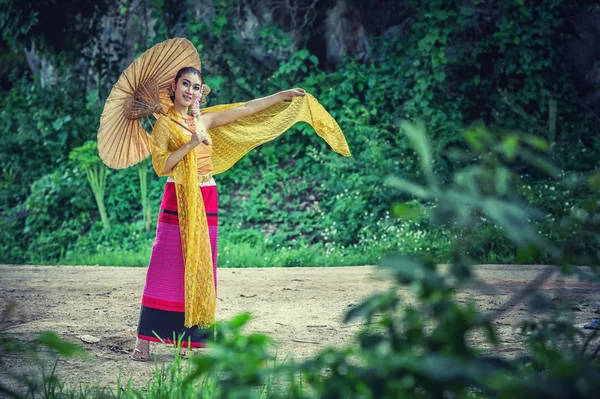 Antigua mujer tailandesa en traje tradicional de Tailandia — Foto de Stock