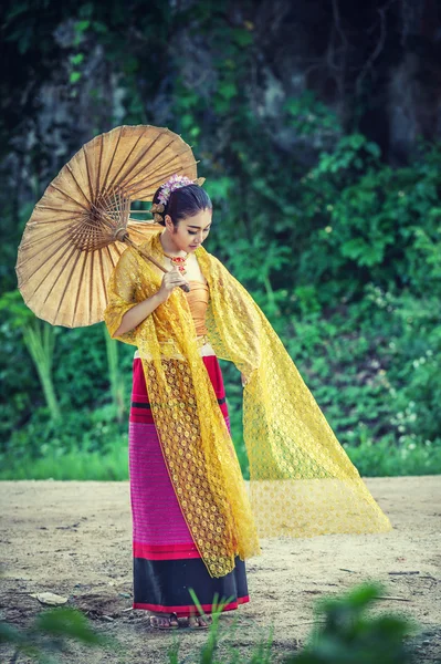 Starożytnych kobieta w tradycyjnym stroju z Tajlandia tajski — Zdjęcie stockowe