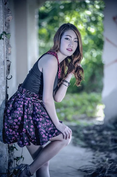 アジアの現代を着た若い女性のドレスの肖像 — ストック写真