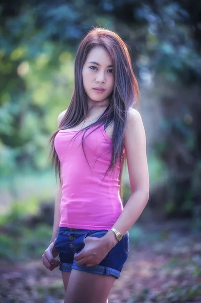 Asia joven Mujer con chaleco rosa y pantalones vaqueros cortos — Foto de Stock