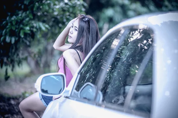Ασία νεαρή γυναίκα με το αυτοκίνητο στην ύπαιθρο — Φωτογραφία Αρχείου