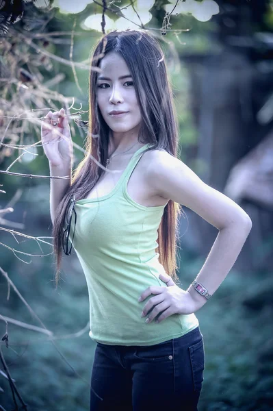 Młoda kobieta Azji sobie zielone kamizelki na park — Zdjęcie stockowe