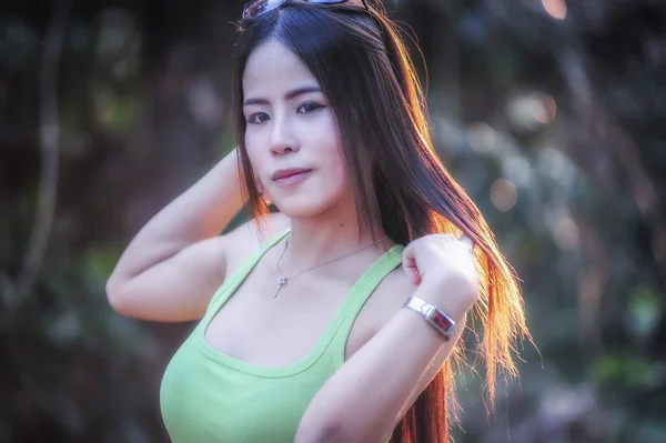 Park yeşil yelek giyen Asya genç kadın — Stok fotoğraf