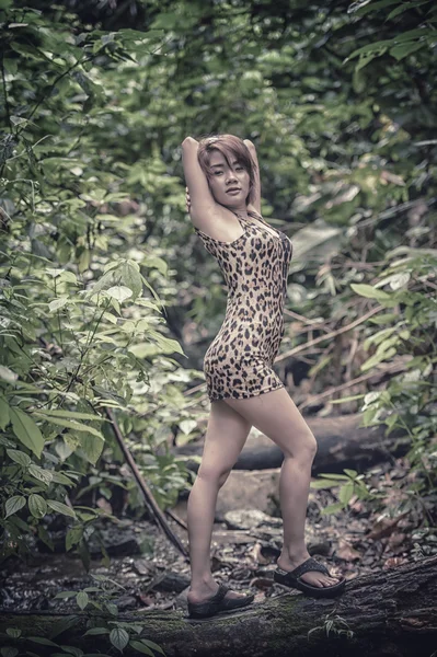 Retrato de Asia mujer sexy en el bosque — Foto de Stock