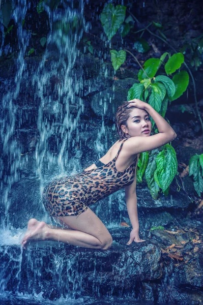 Asia Hermosa chica sexy en la cascada — Foto de Stock