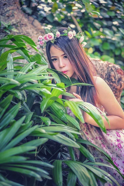 Ασία όμορφες νεαρές γυναίκες στον κήπο — Φωτογραφία Αρχείου