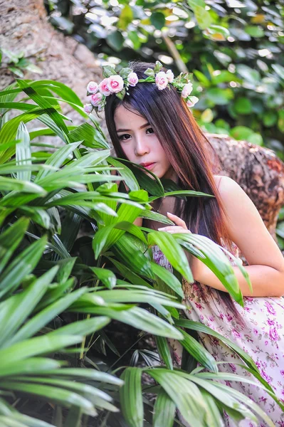 Ásia belas mulheres jovens no jardim — Fotografia de Stock