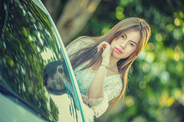 Asie mladá dívka v šatech s vozidlem — Stock fotografie