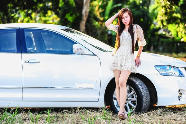 Asia Chica joven en vestido con coche de motor — Foto de Stock