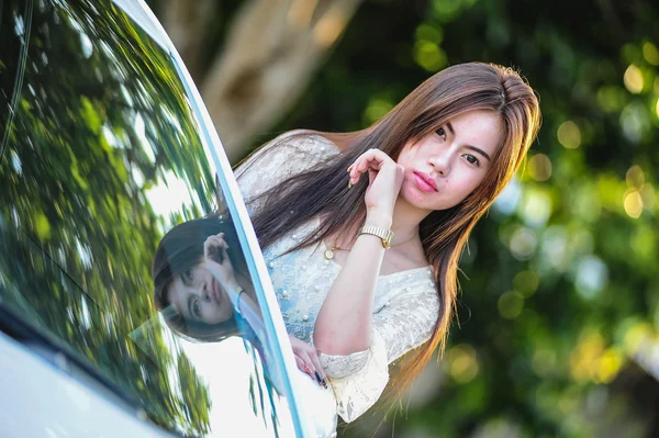 Asia Giovane ragazza in abito con automobile — Foto Stock