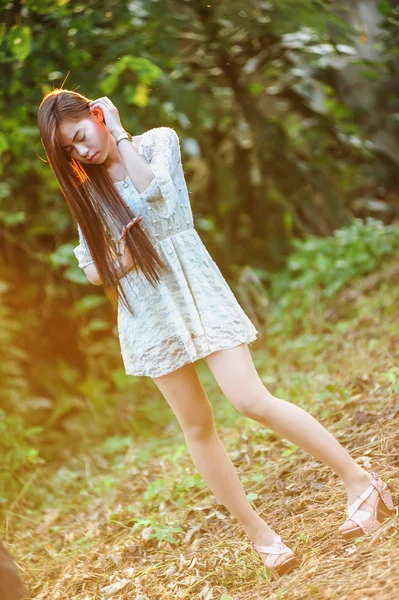 Asia legszebb nő fehér ruhában, a természet — Stock Fotó