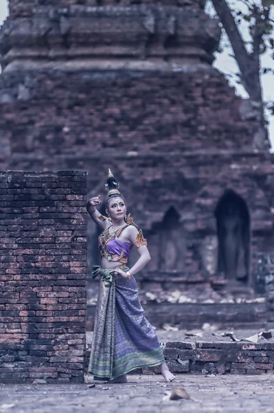 Древняя тайская женщина в традиционном костюме Таиланда — стоковое фото