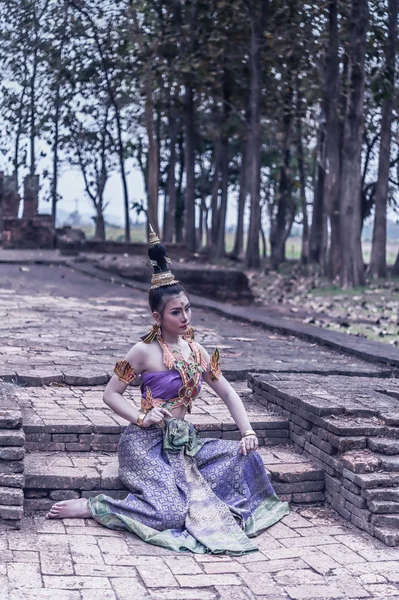 Mulher tailandesa antiga em traje tradicional da Tailândia — Fotografia de Stock