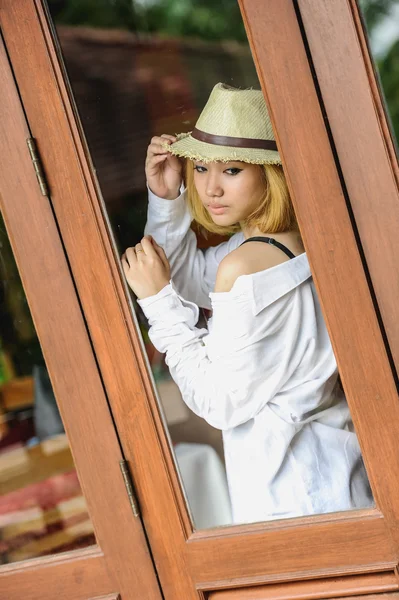 Azië mooie jonge sexy vrouw poseren bij raam — Stockfoto