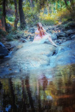 Bale Asya güzel kız elbise doğa üzerinde