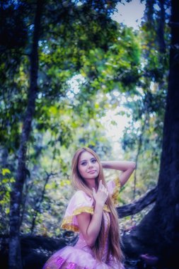 Bale Asya güzel kız elbise doğa üzerinde