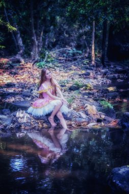 Bale Asya güzel kız elbise doğa üzerinde