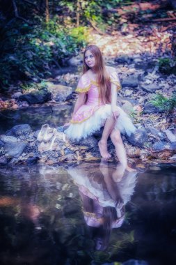 Bale Asya güzel kız elbise doğa üzerinde