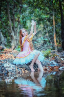 Bale Asya güzel kız elbise doğa üzerinde