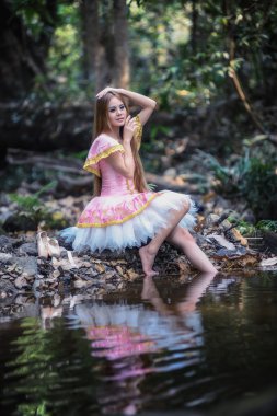 Bale Asya güzel kız elbise doğa üzerinde