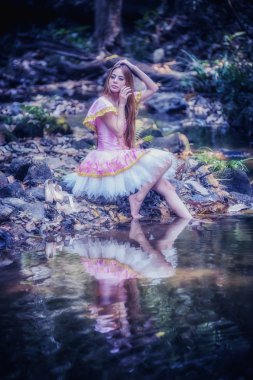 Bale Asya güzel kız elbise doğa üzerinde