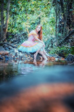 Bale Asya güzel kız elbise doğa üzerinde