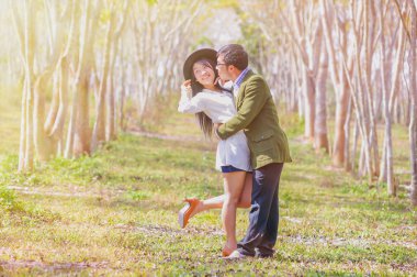 Asya çift doğa kucaklayan