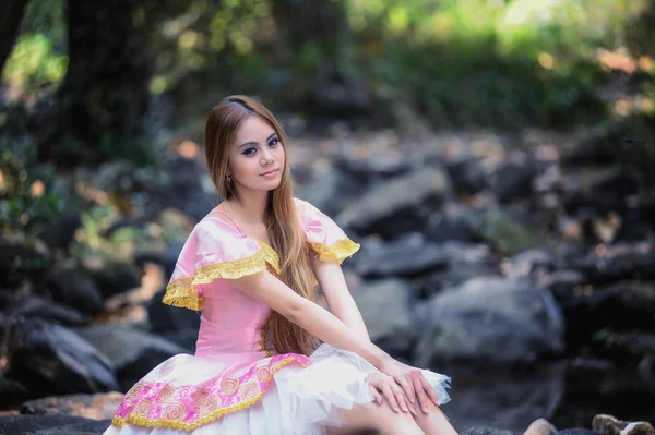Азія красива дівчина в балетній сукні на природі — стокове фото