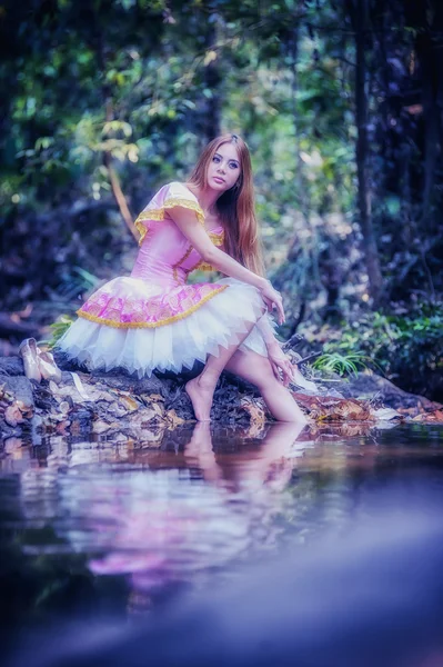 Ásia menina bonita no vestido de balé na natureza — Fotografia de Stock