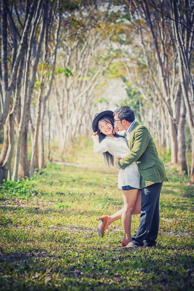 Ein asiatisches Paar, das sich auf die Natur einlässt — Stockfoto