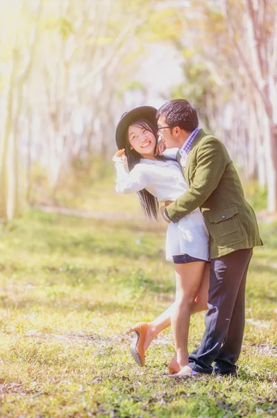 亚洲夫妇拥抱自然 — 图库照片