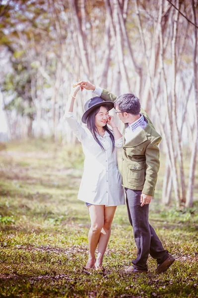 亚洲爱对年轻的夫妇在自然跳舞 — 图库照片